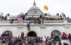 特朗普支持者强闯并大摇大摆走进国会大厦